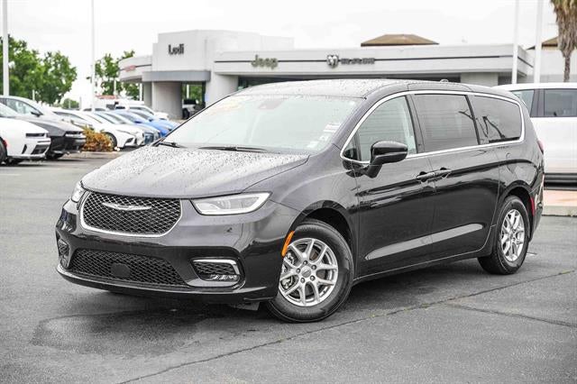 2023 Chrysler Pacifica Touring L's photo