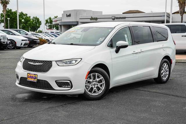 2023 Chrysler Pacifica Touring L's photo