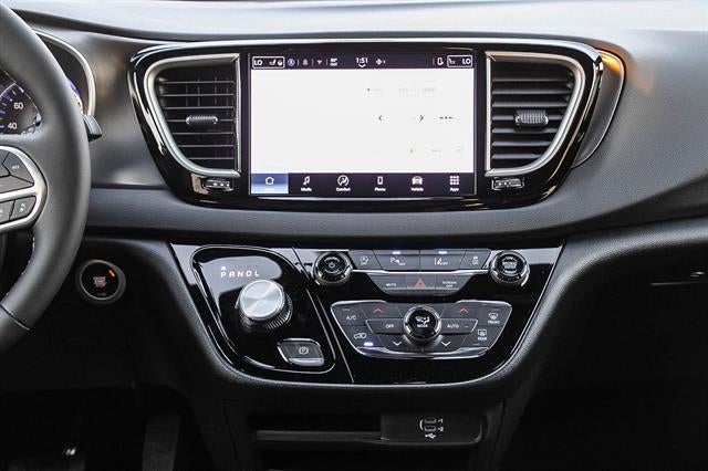 2026 Chrysler Voyager VOYAGER LX